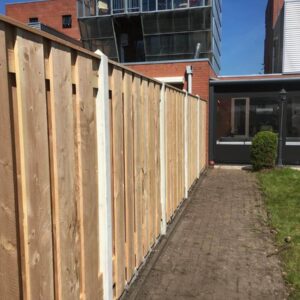 Douglas houtbeton schutting met grijs witte betonpalen