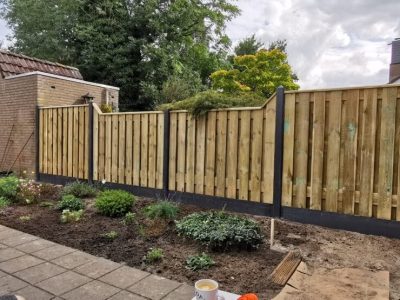 Grenen hout beton schutting met antraciet gecoate betonpalen